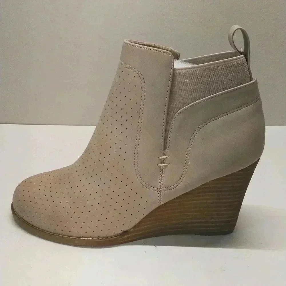 Dolce Vita size 9 women's booties Gerdy ankle wedge neutral fall boot new